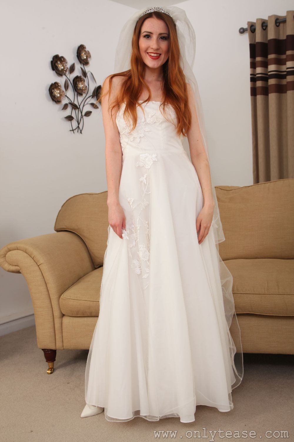 Scarlot Rose в свадебном платье и белых чулках
